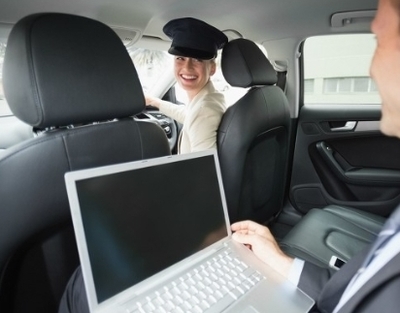 老板會開車為何還要配司機與商務秘書服務？